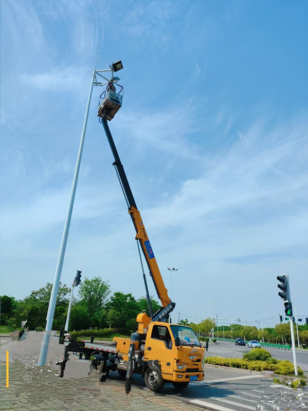 22米直臂登高車路燈檢修施工現場